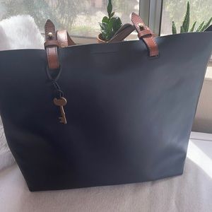 Brand new fossil leather tote ( no tags).